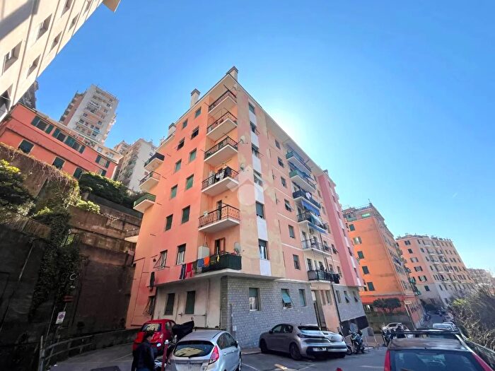 Appartamento trilocale in vendita in Via Ventotene, Genova