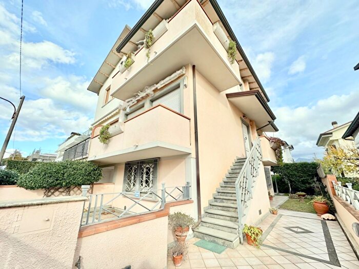 Casa con 6 locali in vendita in Camaiore