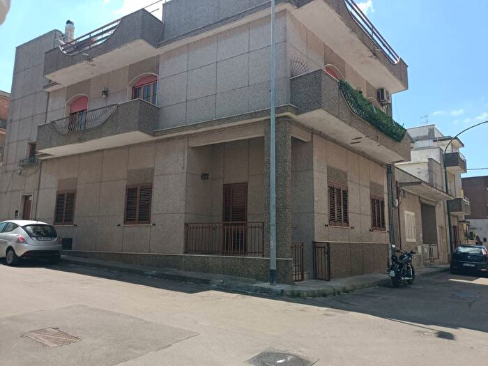 Appartamento con 5 locali in affitto in Via De Pace, Centro, Galatone