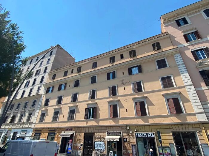 Appartamento trilocale in vendita in Via Appia Nuova, Roma