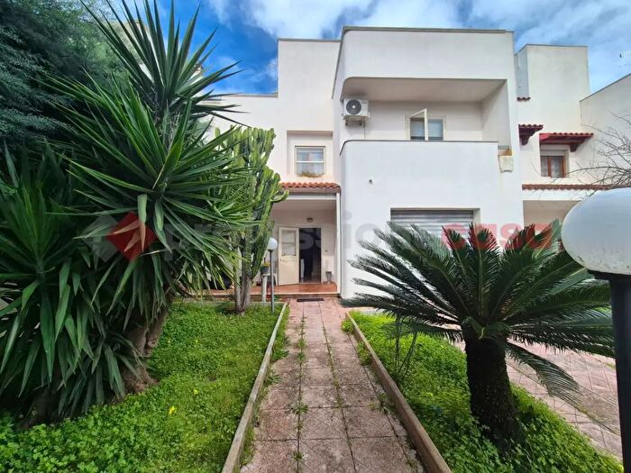 Casa quadrilocale in vendita in Piazza delle Orchidee, Brindisi