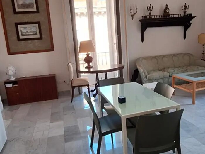 Appartamento trilocale in affitto in Via Enrico Pessina, Napoli