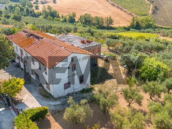 Casa con 8 locali in vendita in Cupello