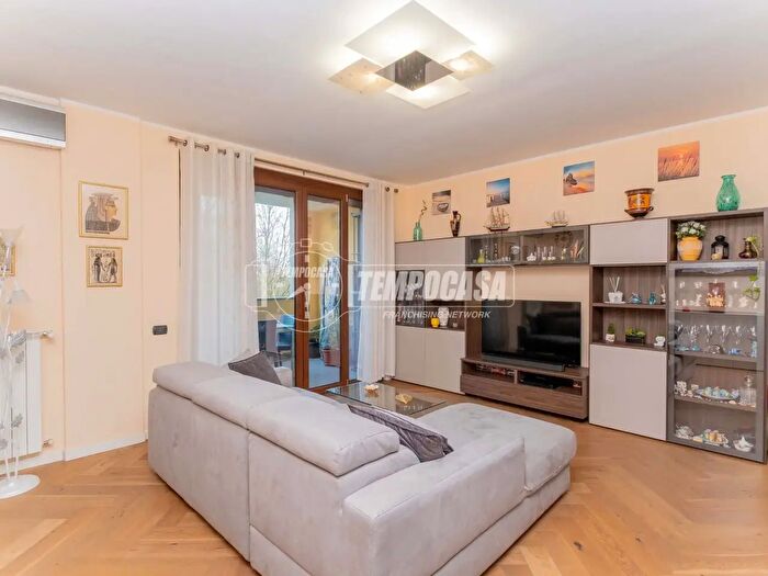 Appartamento trilocale in vendita in Via Balossa, Novate Milanese