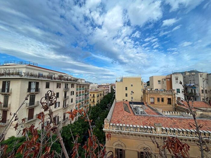 Appartamento con 6 locali in affitto in Via Agrigento, Politeama Ruggiero Settimo, Palermo