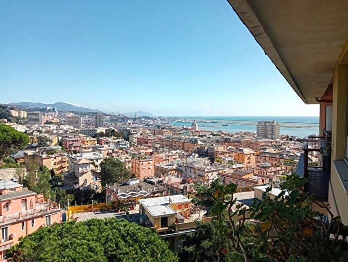 Appartamento trilocale in vendita in Via Rizzo, Genova