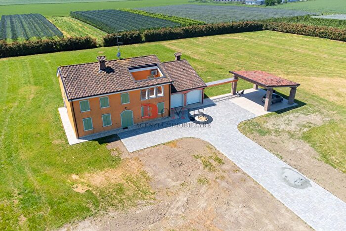 Casa con 12 locali in vendita in Via Sanguinetto B, Quistello