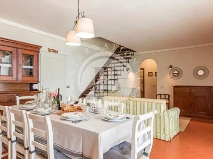 Casa con 6 locali in vendita in Cortona