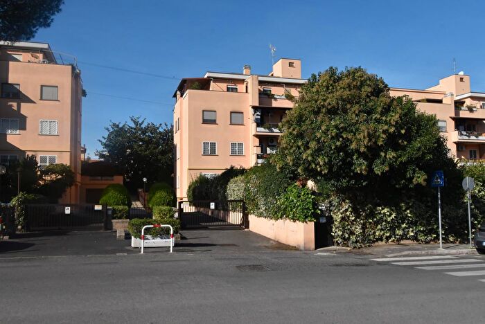 Appartamento trilocale in vendita in Via Borgo Ticino, Roma