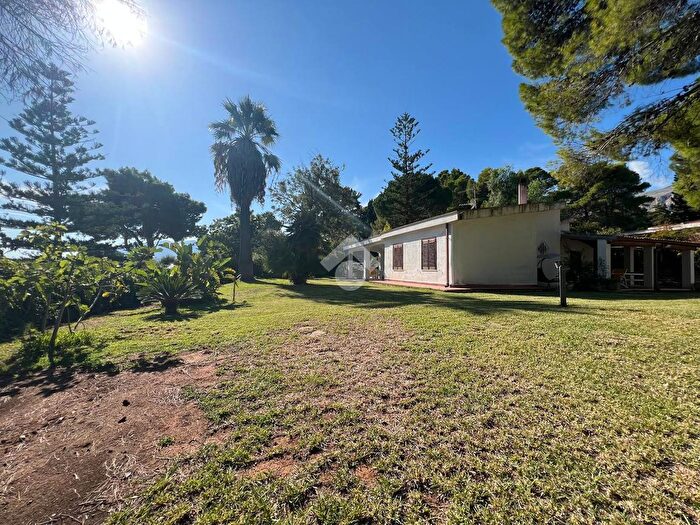 Casa con 9 locali in vendita in Contrada Punta Pispisa, Castellammare Del Golfo