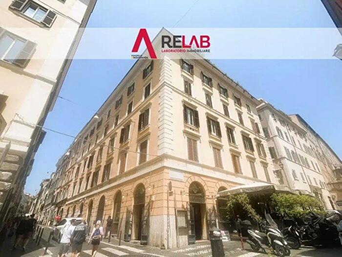 Appartamento bilocale in affitto in Via del Boschetto, Roma