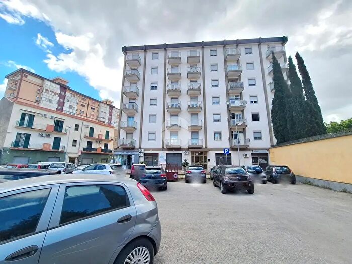 Appartamento quadrilocale in vendita in Piazza Trilussa, Palermo