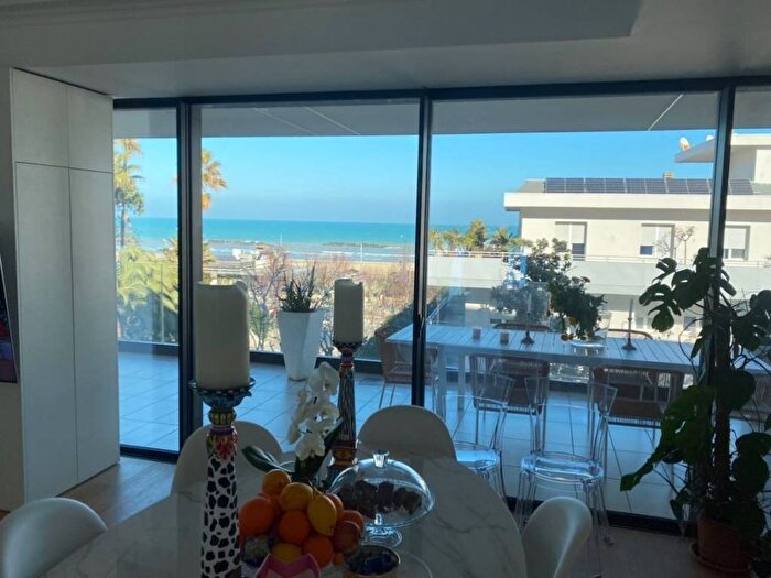 Appartamento trilocale in affitto in Viale Edmondo De Amicis, Piazza Salotto Corso Umberto, Pescara