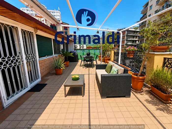 Appartamento trilocale in vendita in Corso Vittorio Emanuele, Napoli