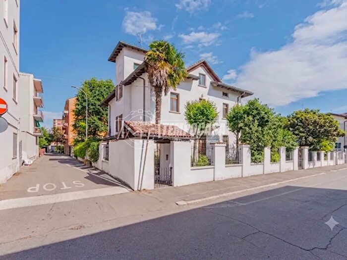 Casa con 8 locali in vendita in Via G Balduzzi, Mortara