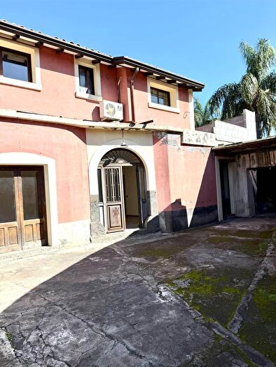 Casa con 5 locali in vendita in Aci Catena