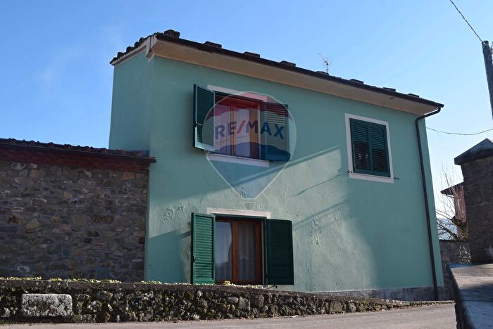 Casa con 10 locali in vendita in Bagni Di Lucca