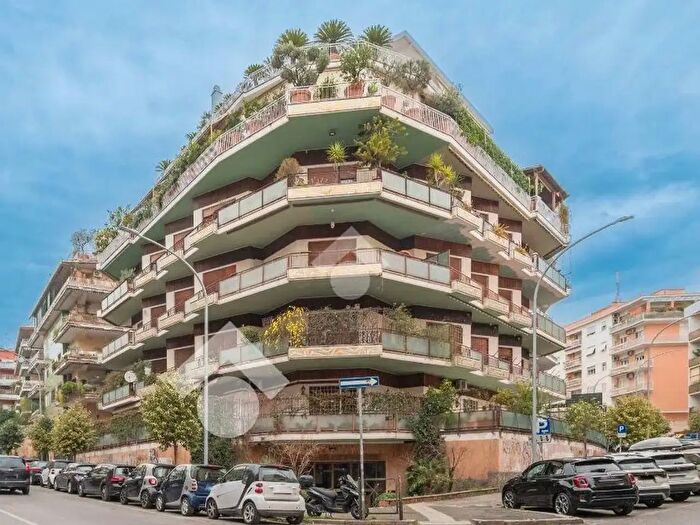 Appartamento con 6 locali in vendita in Via Ugo De Carolis, Roma