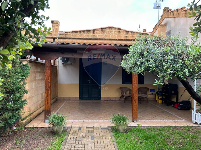 Casa trilocale in vendita in Viale Himera, Campofelice Di Roccella