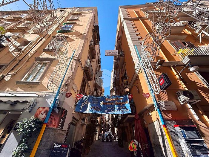 Appartamento trilocale in vendita in Vico Tre Re a Toledo, Napoli