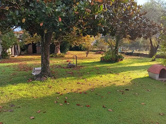 Casa con 5 locali in vendita in Massa