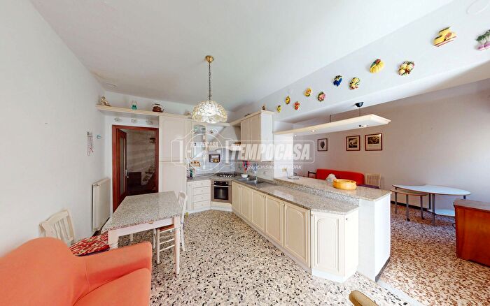 Appartamento con 5 locali in vendita in Frazione Castelli, Garlenda