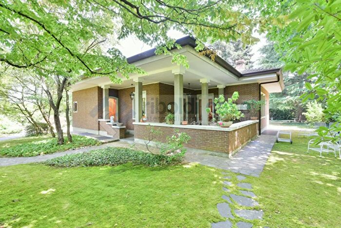 Casa con 10 locali in vendita in Besana In Brianza