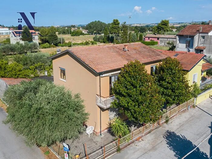 Casa con 5 locali in vendita in Via Tevere, Fano