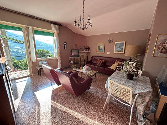 Casa quadrilocale in vendita in Fiastra