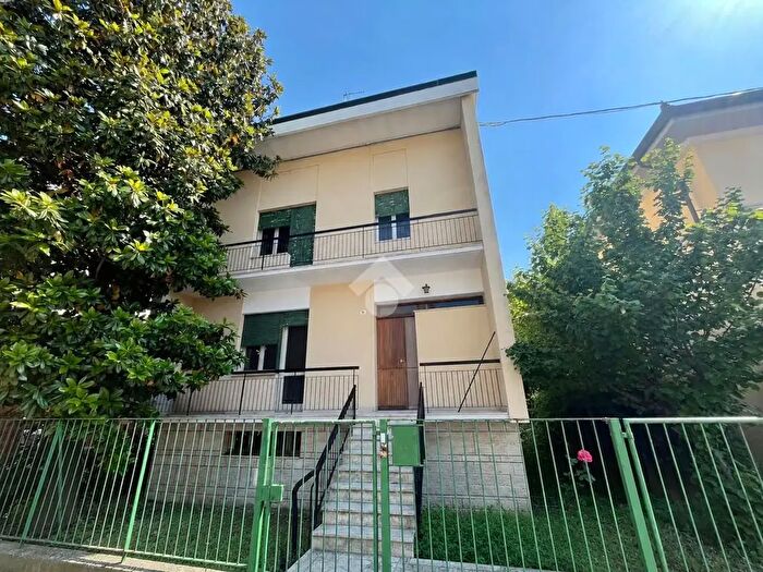 Casa con 5 locali in vendita in Via Monte Nero, Ravenna