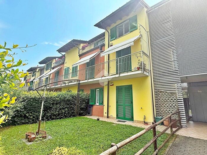 Appartamento trilocale in vendita in Via Idroscalo, Sesto Calende