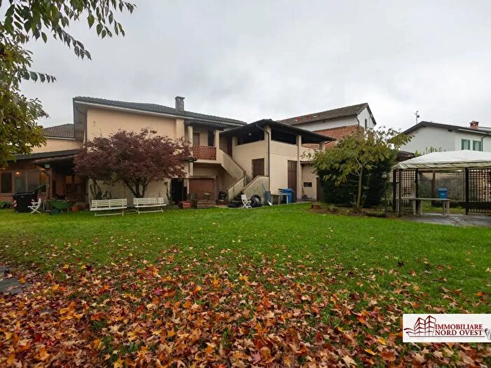Casa con 16 locali in vendita in Via Buozzi, Noviglio