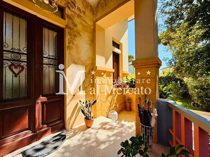 Casa con 8 locali in vendita in Camaiore