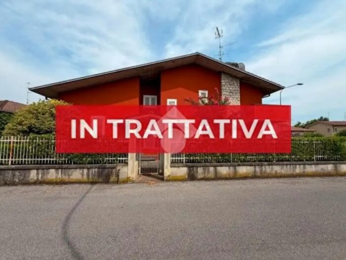 Casa con 6 locali in vendita in Via S Costanzo Martire, Manerbio