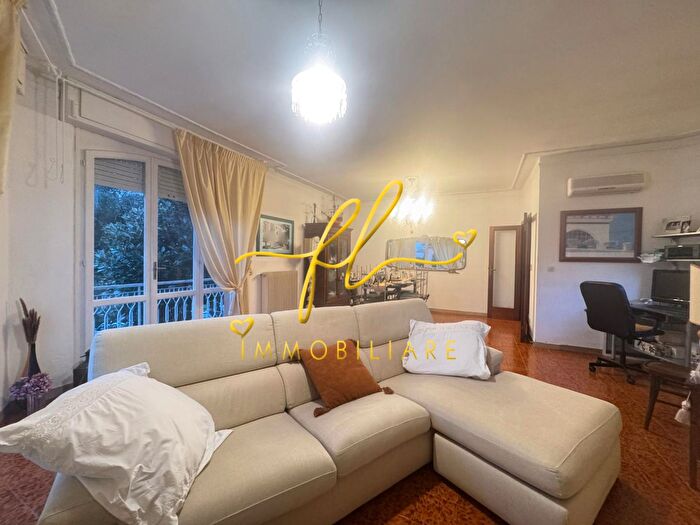 Casa con 8 locali in vendita in Collesalvetti