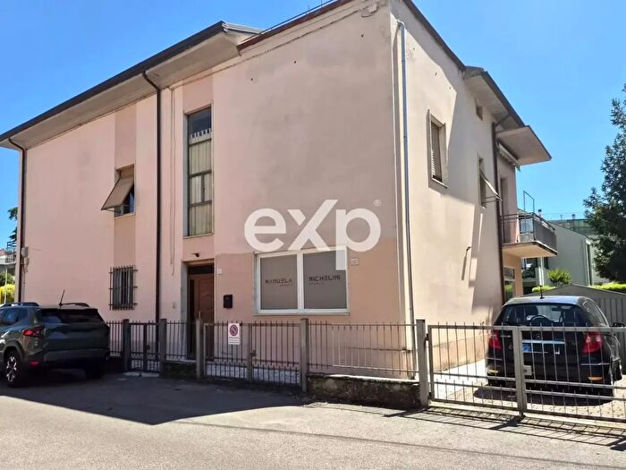 Appartamento con 6 locali in vendita in Via Pratomagno, Arezzo
