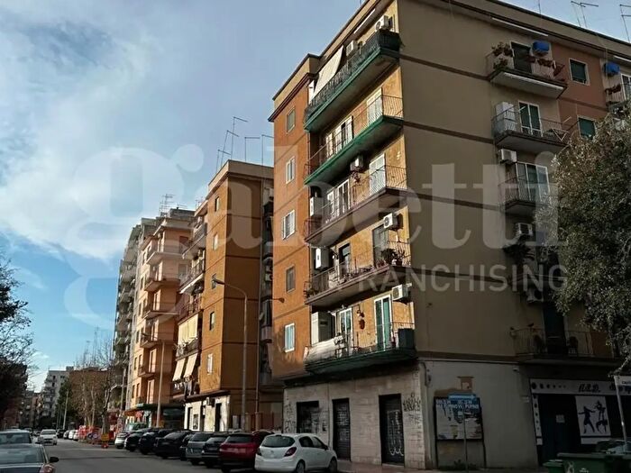 Appartamento trilocale in vendita in Via Calabria, Taranto