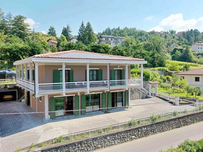 Casa con 5 locali in vendita in Via Comunale, Piazza Al Serchio