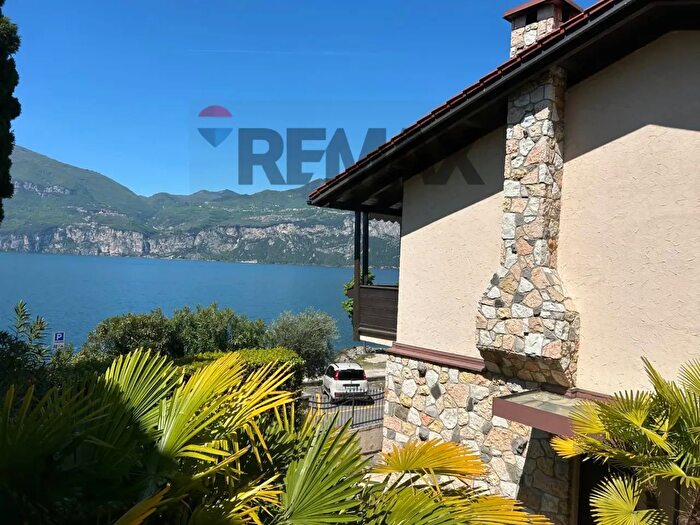 Casa con 8 locali in vendita in Brenzone