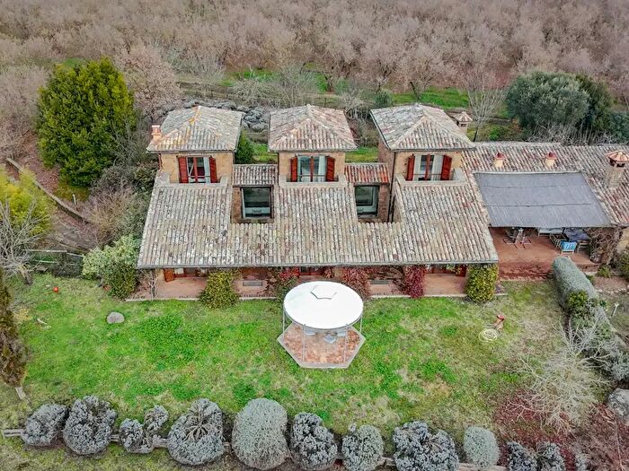 Casa con 16 locali in vendita in Località Campo Rotondo Snc, Capranica