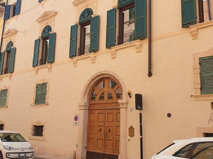 Appartamento bilocale in affitto in Via Leoncino, Centro Storico, Verona