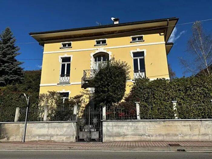 Casa con 6 locali in vendita in Via Brigate Garibaldi, Varallo