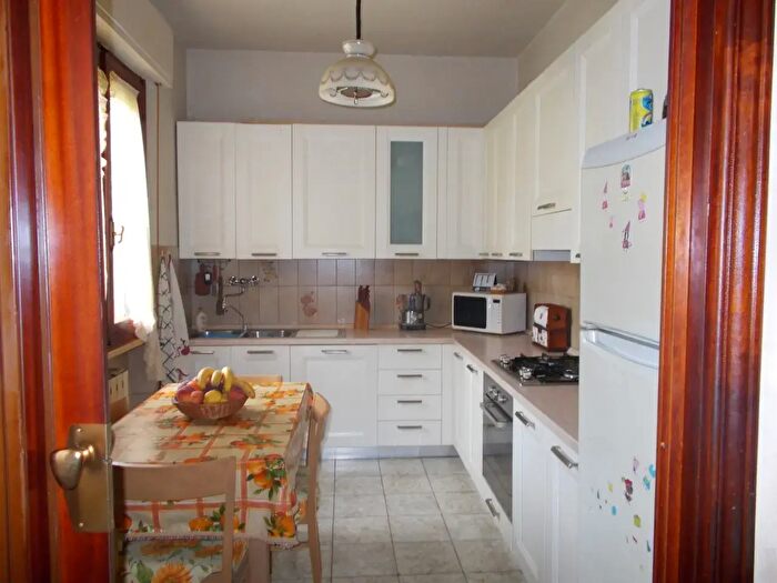 Casa con 8 locali in vendita in Quarrata