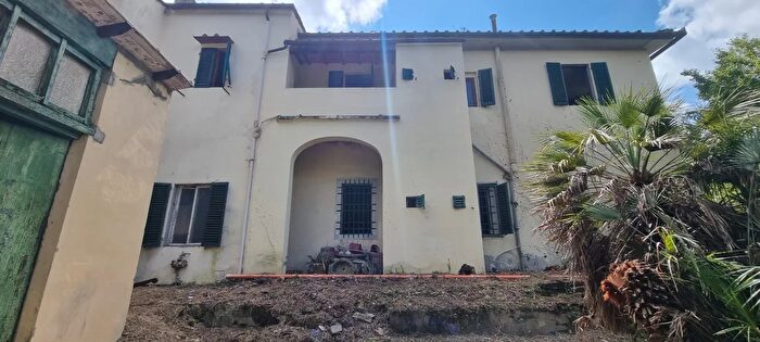 Casa con 13 locali in vendita in Via del Podesta, Firenze