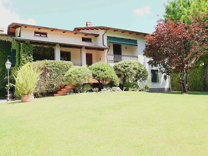 Casa con 16 locali in vendita in Località Dinucci, Pescaglia