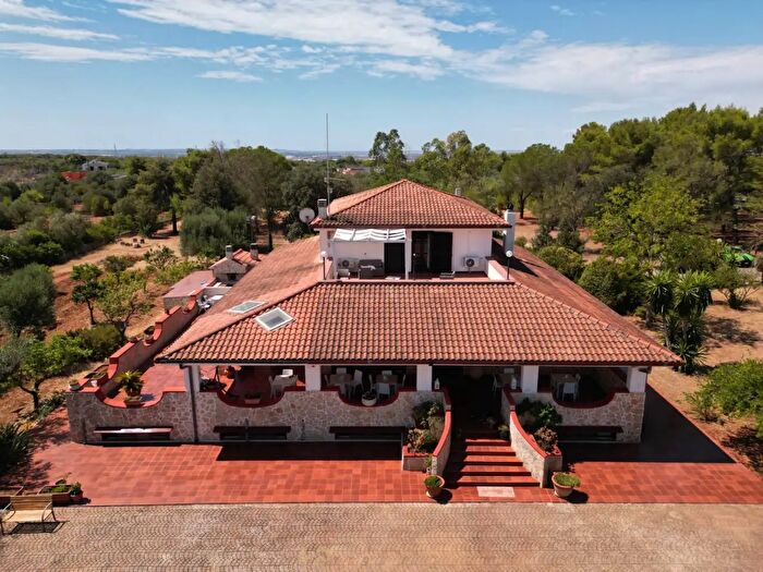 Casa con 14 locali in affitto in Via degli Ulivi, Grottaglie