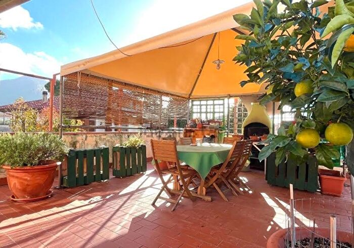 Casa con 8 locali in vendita in Calci