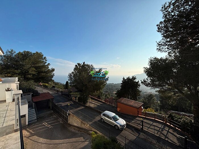 Appartamento trilocale in vendita in Strada Colla Micheri, Andora