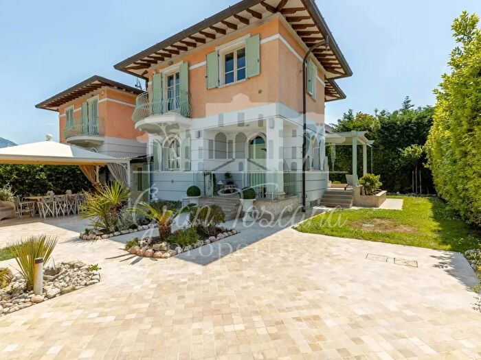 Casa con 6 locali in vendita in Pietrasanta