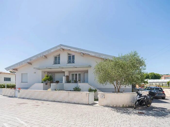 Casa con 6 locali in vendita in Massarosa